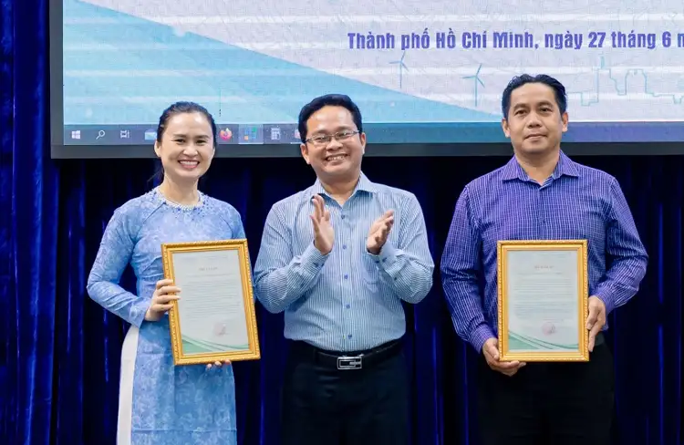 Phó chủ tịch Ủy ban MTTQ Việt Nam TP.HCM Phạm Minh Tuấn trao thư cảm ơn tới đại diện Maihoa Group cùng CLB Môi trường và Xây dựng.