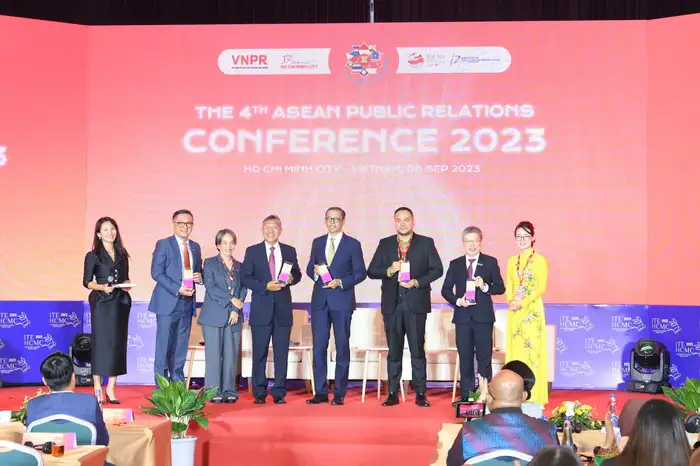 Đại diện VNPR và các diễn giả tại Diễn đàn Quan hệ công chúng và Truyền thông ASEAN 2023 được tổ chức tại TP.HCM