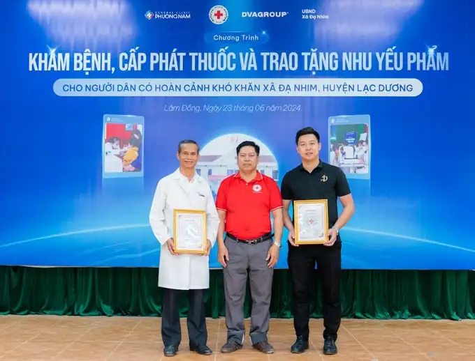 Đại diện Hội chữ thập đỏ trao Thư cảm ơn đến Tập đoàn DVA GROUP, Phòng khám đa khoa Phương Nam về chương trình ý nghĩa lần này