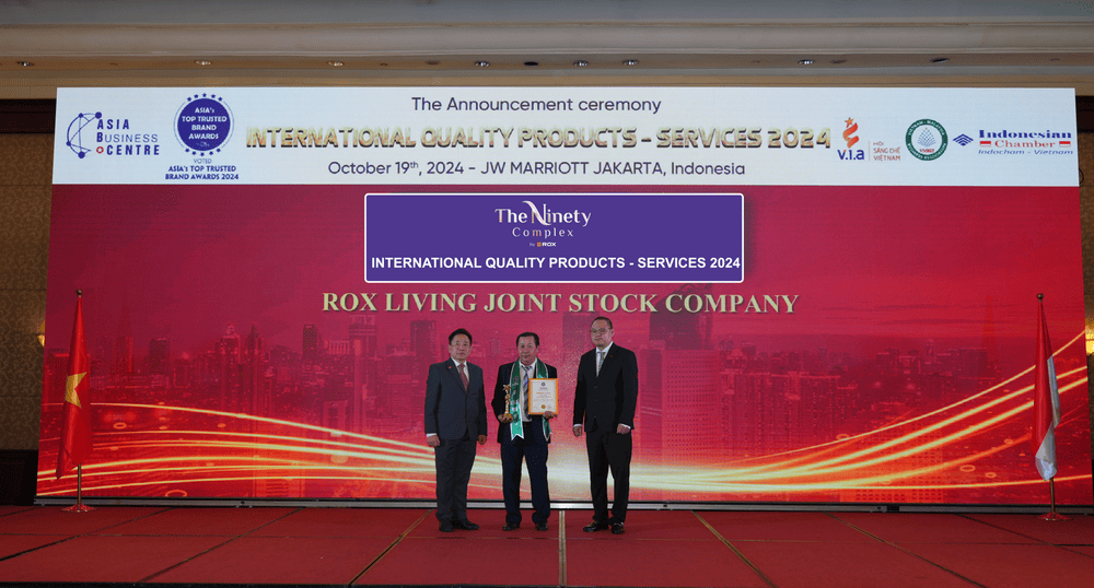 Đại diện ROX Living nhận giải thưởng tại Lễ công bố Asia's Top Trusted Brand Awards 2024