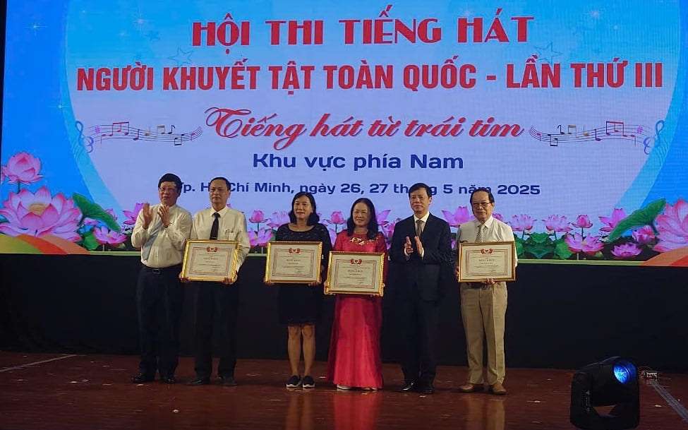 Hội thi tiếng hát người khuyết tật toàn quốc lần thứ III – vòng thi khu vực phía Nam Đoàn TP Hồ Chí Minh dành giải Nhất với chủ đề “Sống như những đóa hoa”