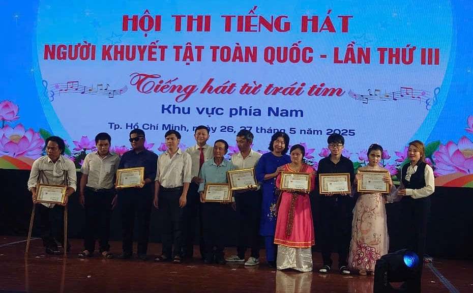 Hội thi tiếng hát người khuyết tật toàn quốc lần thứ III – vòng thi khu vực phía Nam Đoàn TP Hồ Chí Minh dành giải Nhất với chủ đề “Sống như những đóa hoa”