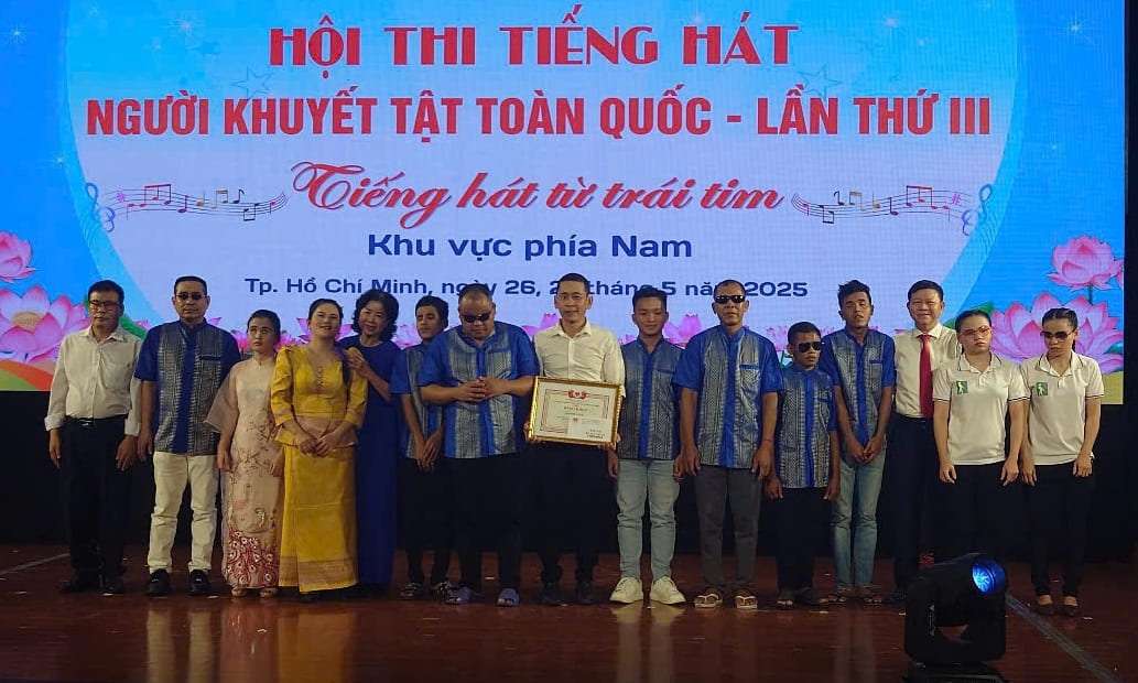Hội thi tiếng hát người khuyết tật toàn quốc lần thứ III – vòng thi khu vực phía Nam Đoàn TP Hồ Chí Minh dành giải Nhất với chủ đề “Sống như những đóa hoa”