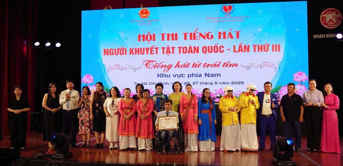 Hội thi tiếng hát người khuyết tật toàn quốc lần thứ III – vòng thi khu vực phía Nam Đoàn TP Hồ Chí Minh dành giải Nhất với chủ đề “Sống như những đóa hoa”