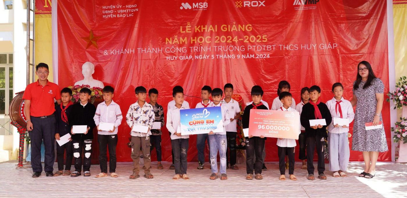 Về với ‘địa chỉ đỏ’ – Hành trình tri ân thấm đẫm đạo lý và nhân văn của ROX