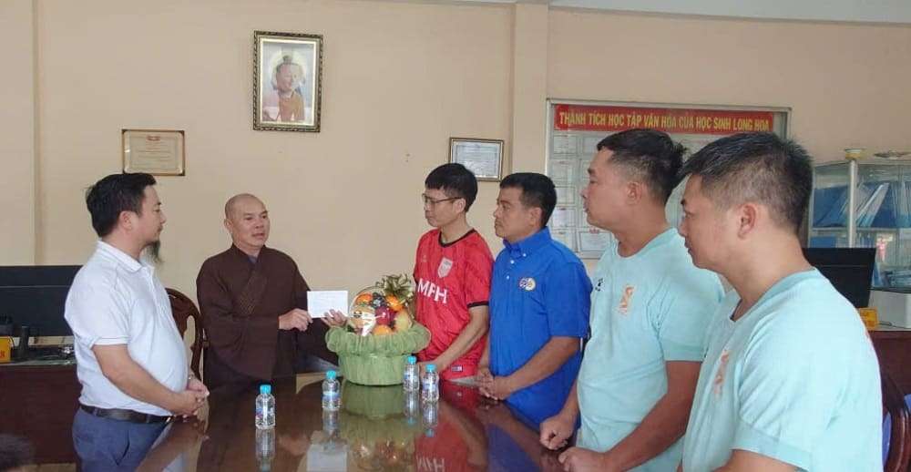 &#8216;Trái bóng yêu thương&#8217; tiếp sức học tập cho các em nhỏ chùa Long Hoa