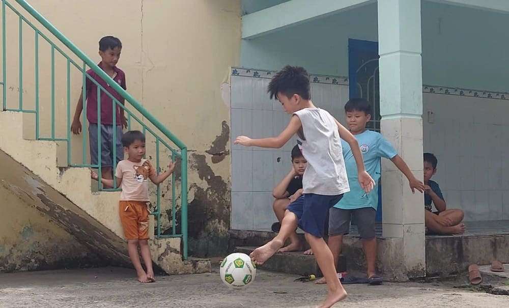 &#8216;Trái bóng yêu thương&#8217; tiếp sức học tập cho các em nhỏ chùa Long Hoa