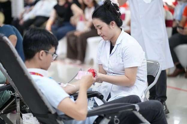 Giọt thương 2025: CBNV ROX Group chung tay hiến máu, lan tỏa giá trị sống đẹp