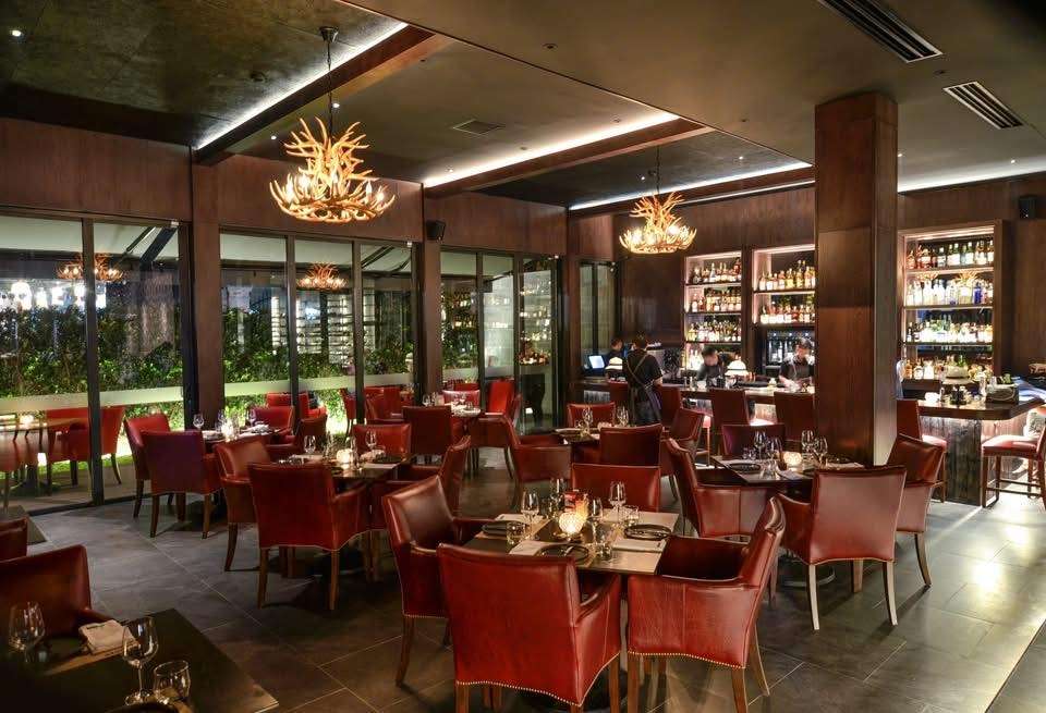 Khám phá ẩm thực đa dạng tại Stoker Woodfired Grill & Bar